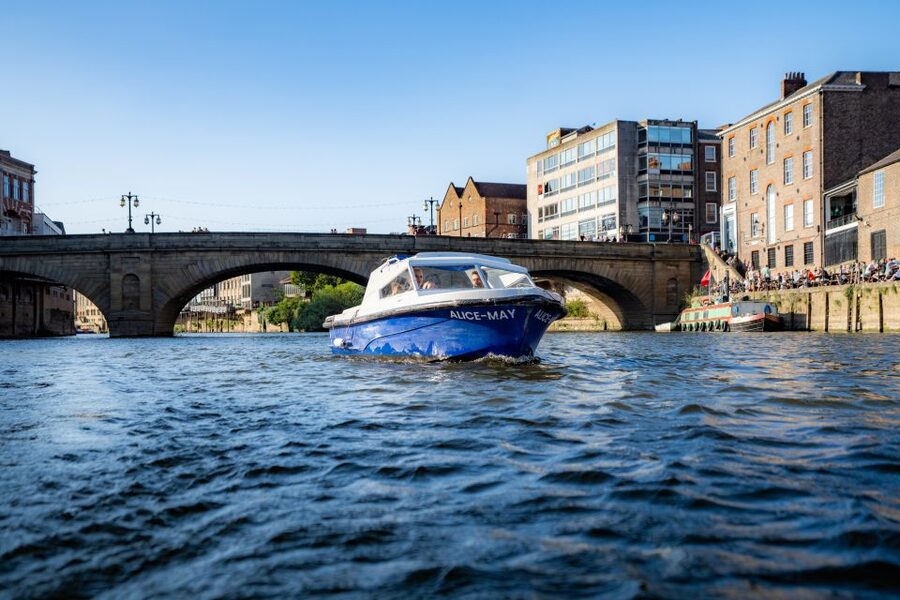 York: Self-Steer Boat Rental - What the one-hour route lets you see