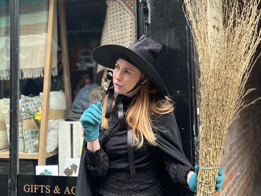 York: Witches and History Old Town Walking Tour - King’s Square and the small details you could miss